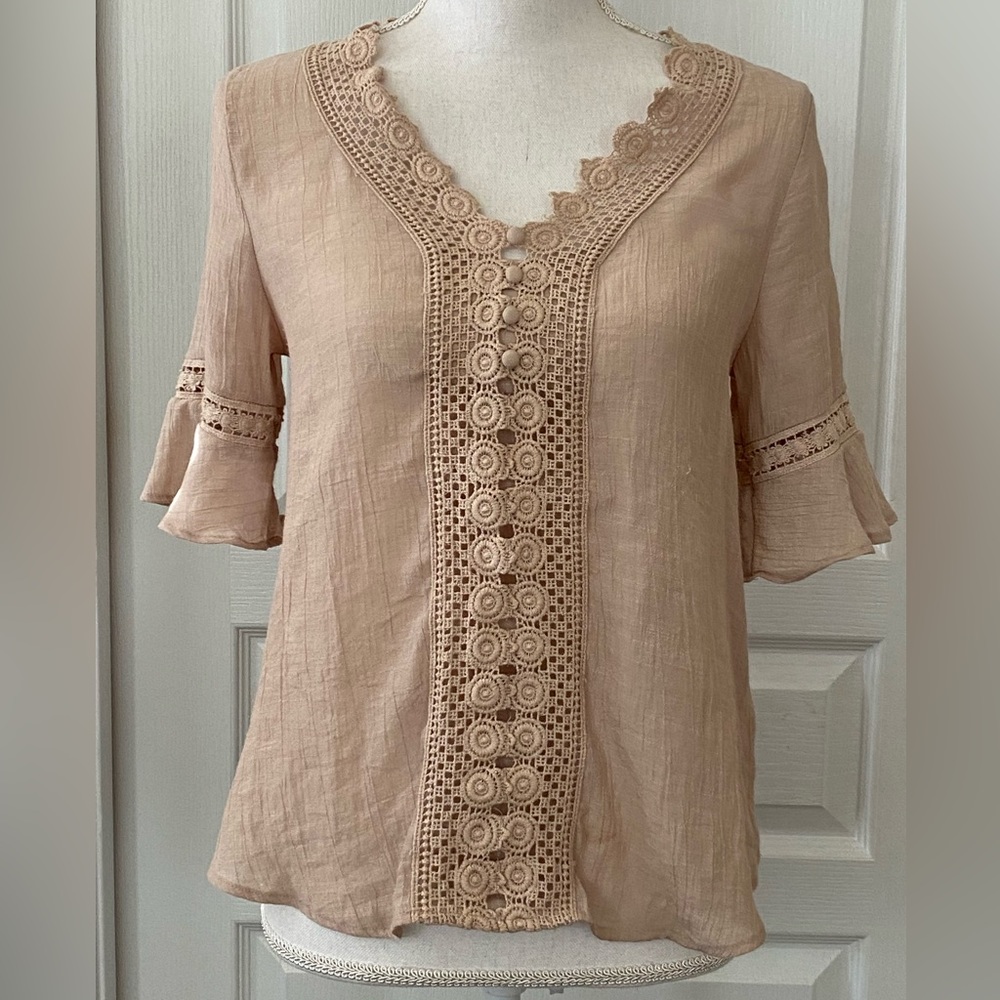 Cute top! Crinkly, gauze material. Size small.